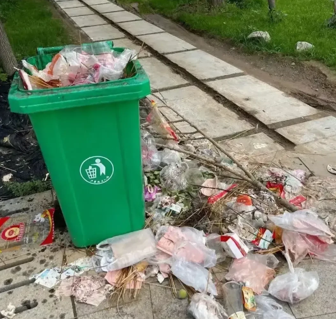 爆料沙河龙星公园垃圾乱丢影响市容