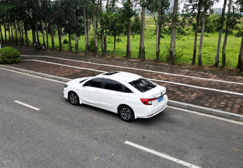 预算13万，没选速腾轩逸却选了它，市区一公里3毛，车内静如卧室