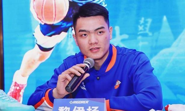 黎伊扬1998年12月31日出生于广东清远,身高1米82,臂展1米88,体重82