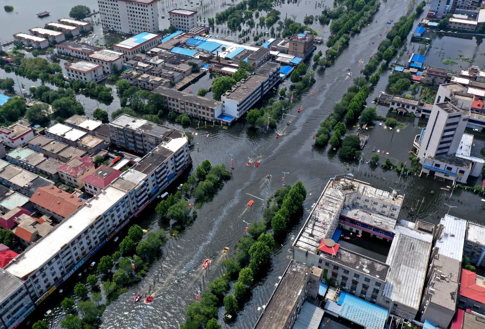 (新华全媒 ·关注河南强降雨)"生命之舟"