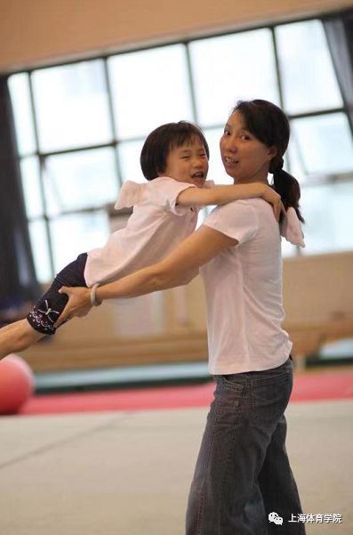 上海小囡陈芋汐摘05后奥运首金一起来看冠军妈妈董春华的育人经