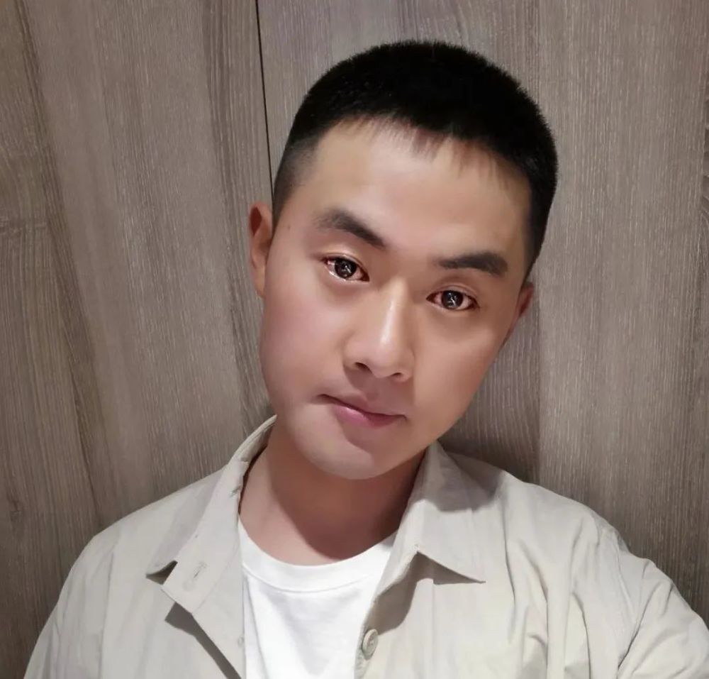 主播|曹旭光 曹旭光,76集团军某旅战士,爱好播音,绘画,摄影,愿用声音