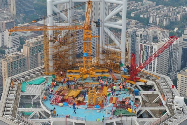 深圳华强北赛格广场大厦楼顶安装塔吊,进行桅杆拆除准备工作