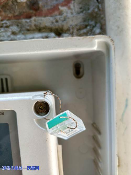 计量电表表盖封印被损坏.梁成初 摄通讯员 梁成初