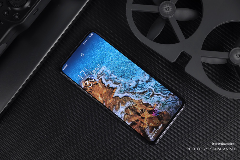 一番深入了解后发现,原来中兴 axon 30采用了全新的独立udc pro屏显