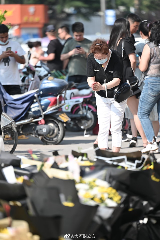 郑州地铁5号线遇难者"头七",地铁口被铺成"花路",10条留言看哭无数