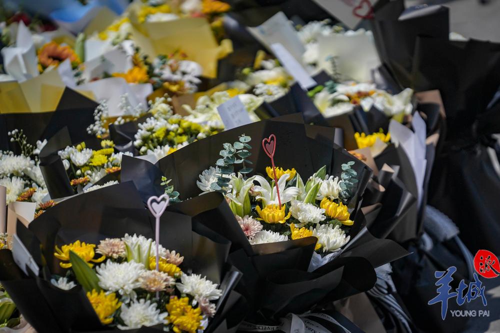 一线直击郑州地铁5号线站口铺满鲜花群众自发悼念遇难者