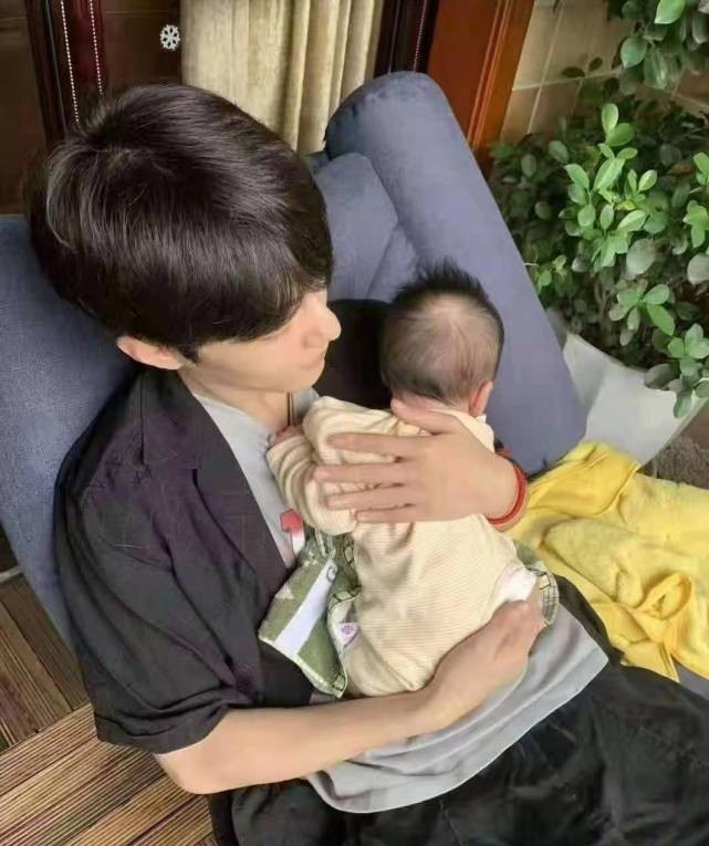 肖战抱孩子的姿势尽显"父爱",粉丝们期待的这一幕终于发生了!