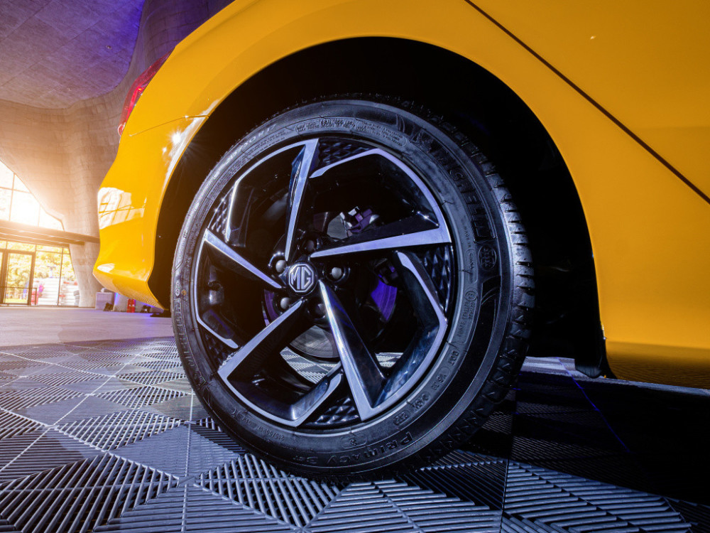 买不起思域就看它，溜背轿跑＋1.5T自动挡仅8万多，撩妹不输宝马