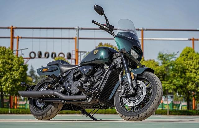 V型双缸、手环钥匙，国产900cc新车亮相：外观霸气，售价5.38万！