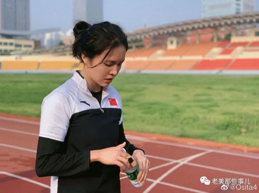 中国水球队女队长高颜值走红连发微博劝网友冷静