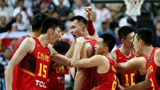 新疆男篮 不依不饶！CBA周琦别闹了，2400万仍嫌少，新疆男篮的底线被触碰