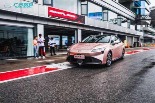 “无声的轰鸣”惊喜抵沪，首个全民智能车驾驶训练营再迎高潮