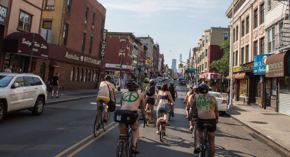 英国举行环球裸骑大赛鼓励骑手勇敢赤身数十人零着装上路