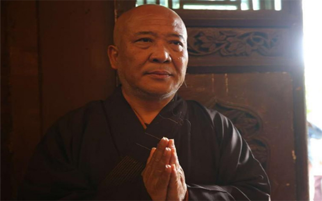 大觉和尚因为离婚的是杨彦,而他是大觉和尚,出家人不该为俗事所累.