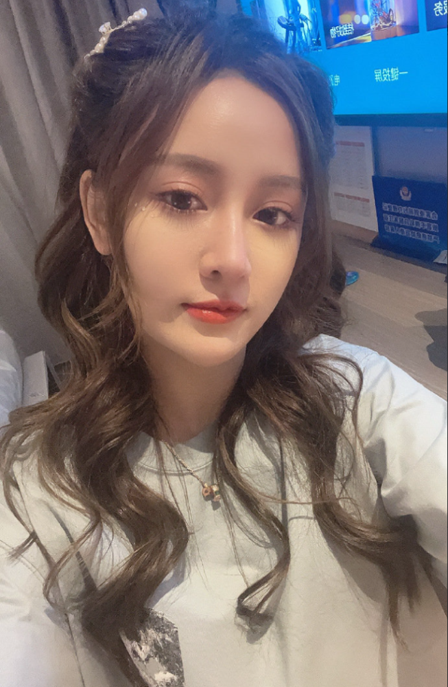 如果看过她直播的观众肯定知道,辣辣是舜家(娱猫文化公会)的一位王者