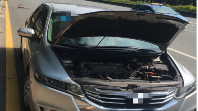 我为群众办实事｜轿车冒烟车主全然不知，机训大队队员……