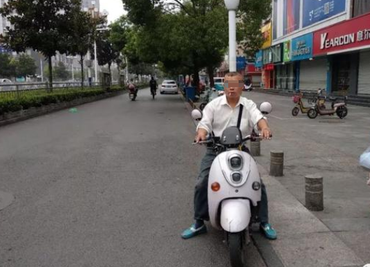 电动车咋就这么“命苦”，头盔刚戴稳，两项“禁令”又来了！