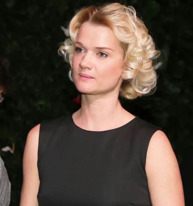 俄罗斯红粉首度问鼎奥运会女团高低杠女皇激动送祝福