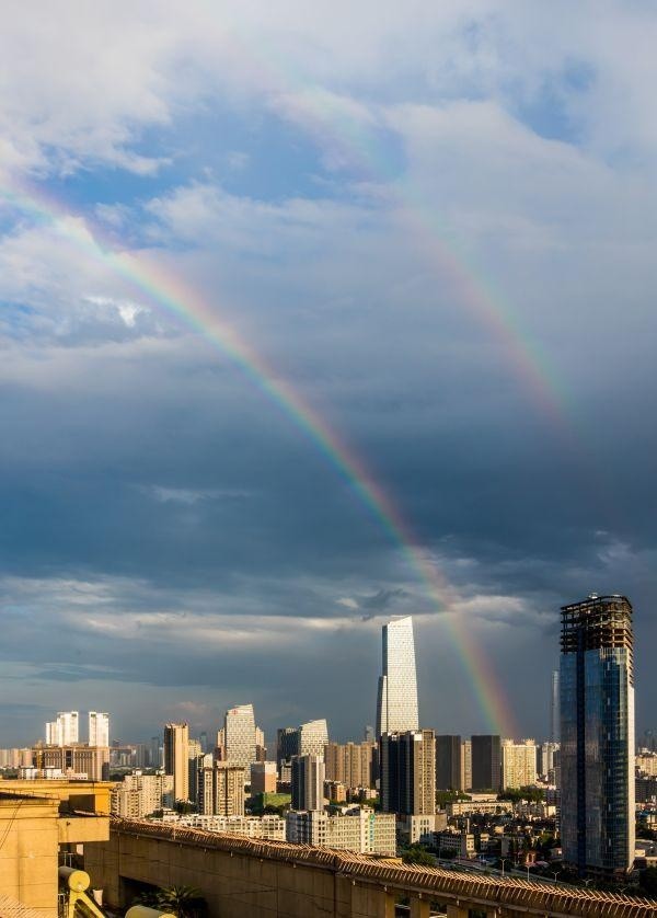 城市雨后彩虹的图片图片