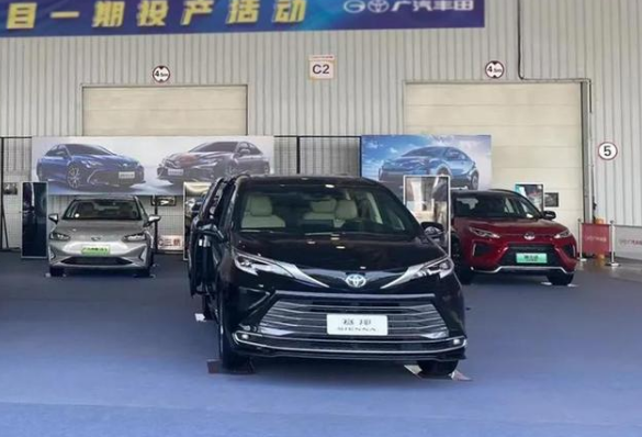 丰田赛那试生产车下线，车长近5米2，别克GL8未来劲敌