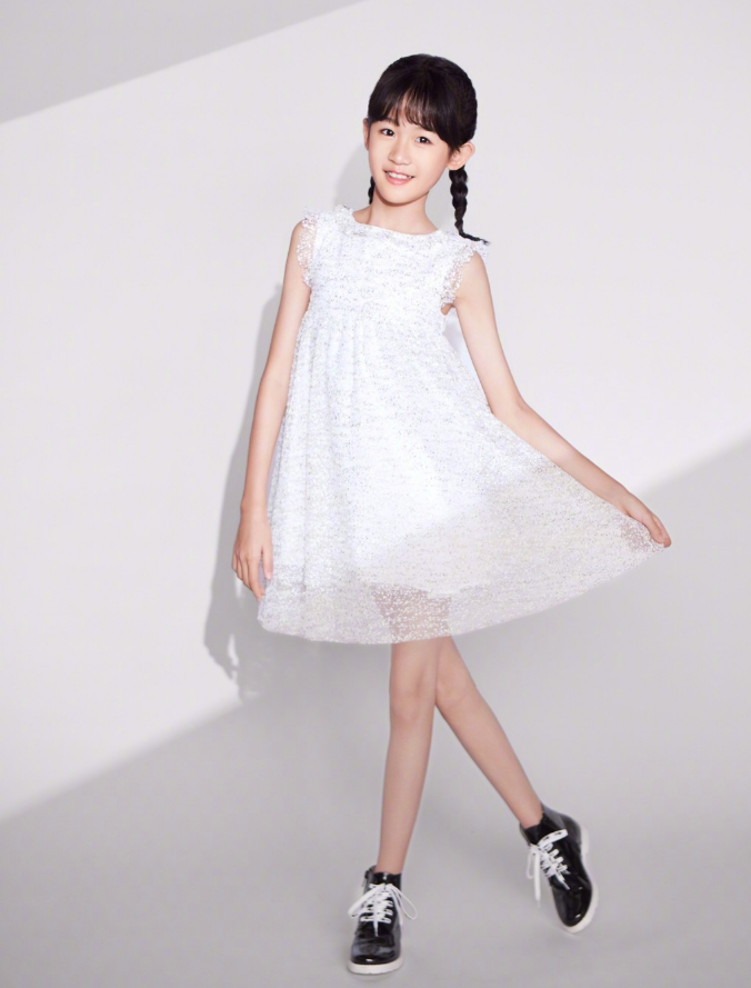 现在贝儿的很多照片都能看得出她的特征:肤白貌美大长腿,这一双腿实在