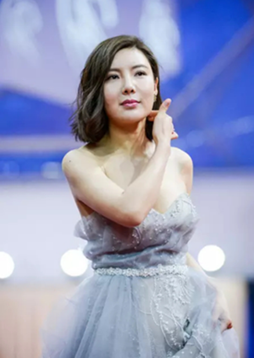 奥运冠军夫妇杜丽庞伟,现场互动好甜,搭配职业装也依然飒爽