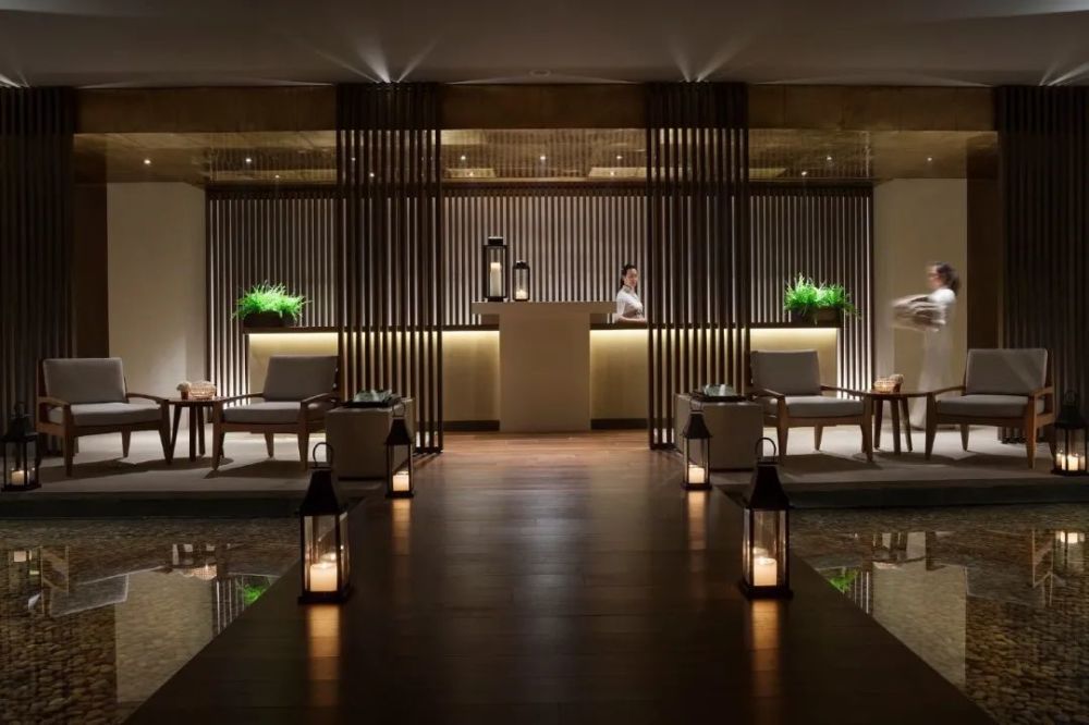 作为香港的新世界酒店集团旗下的奢华酒店品牌,瑰丽酒店对于国内新