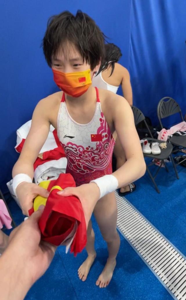 上海小囡陈芋汐夺冠后身披的五星红旗原来是铁杆球迷特别送给中国女排