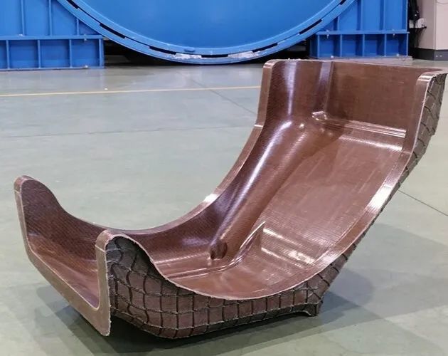 100％天然材料的赛车座椅，实现了座椅与防火墙的完美集成