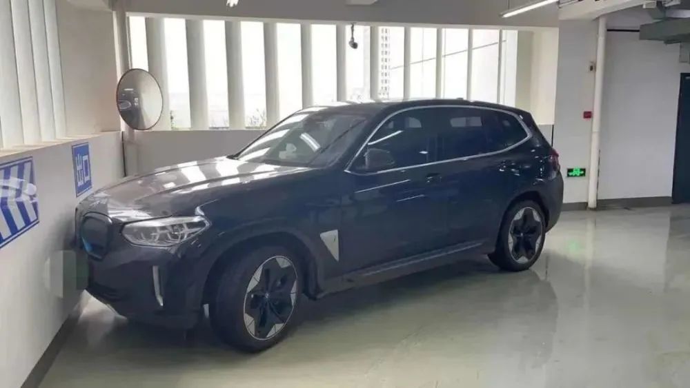 宝马也“刹车失灵”？iX3“失控”撞墙，怪刹车还是怪地面？