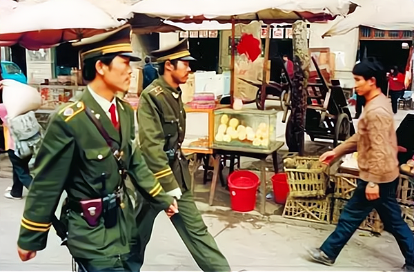 他叫党成喜,是山西本地人,被捕的原因是强奸,杀人.