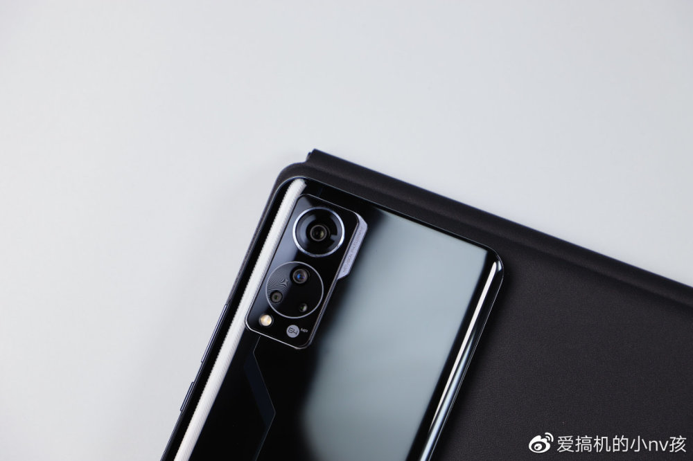 真全面屏真是不错 女孩体验中兴 axon 30 屏下版