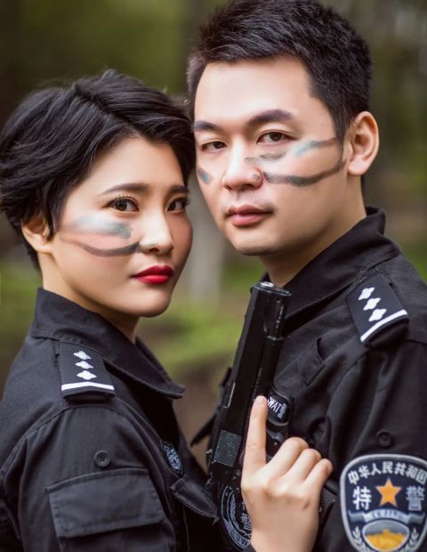 戒毒所门口,双警夫妻隔着栅栏拥抱