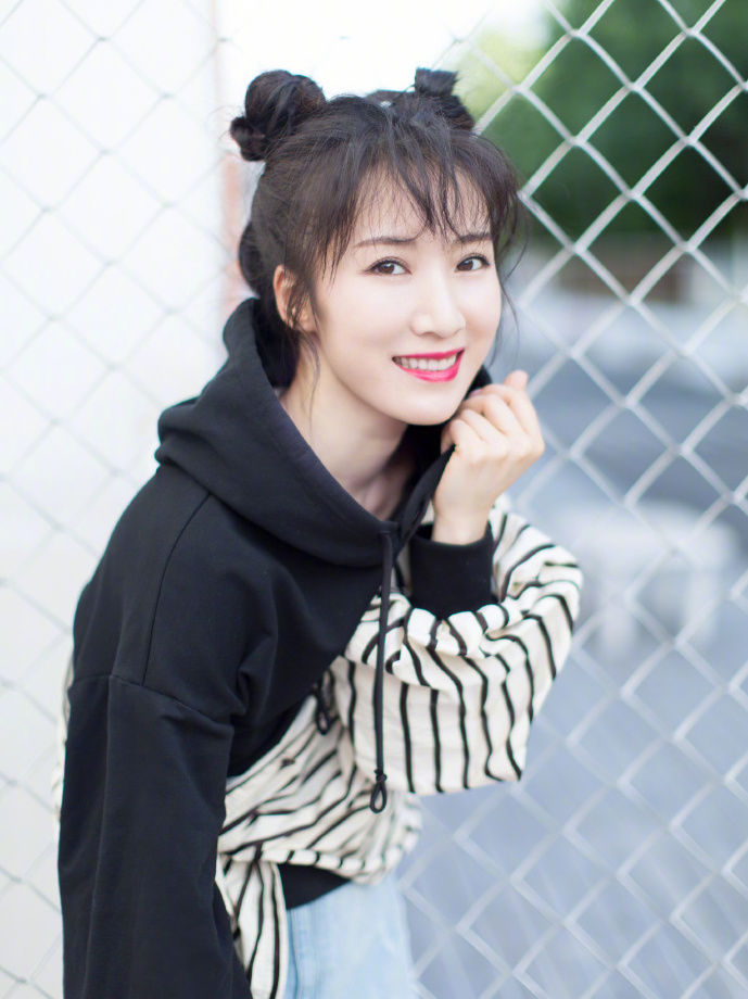 阔太李念新剧演辣妈穿少女装扎半马尾不像36岁笑起来梨涡真美