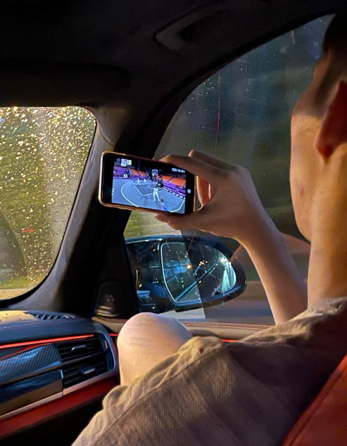 只见她上传了一张周琦坐在汽车副驾驶上,拿着手机观看中国三人女篮与