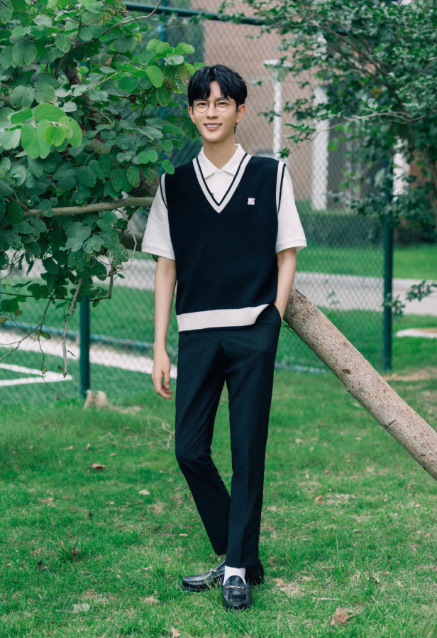 于朦胧综艺造型释出,橘红衬衣元气俊朗,洋溢阳光帅气大男孩