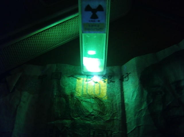 外国小伙喝了上千瓶"镭补",最后下巴掉了,这是怎么回事?