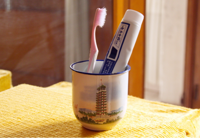 伴随我五十年的牙缸(供图:老松)