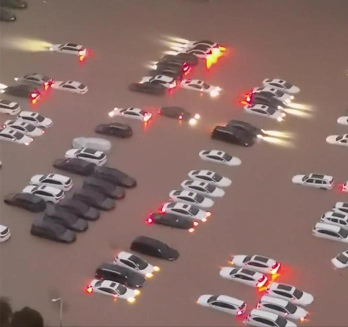郑州一4S店豪车被暴雨浸泡，新车变成泡水车，看着真心疼