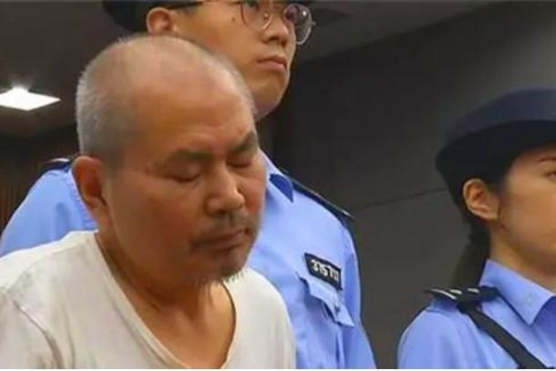 李吉忠一家租住纪光的房子整整34天了,李吉忠不但没有把房租交上来,还