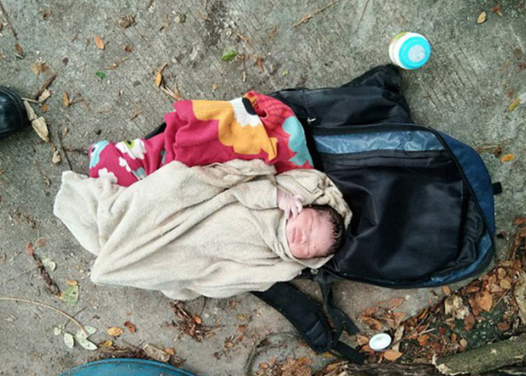 湖北24岁养女考上博士,亲生父母欲拿50万换人,女孩做法令人称赞