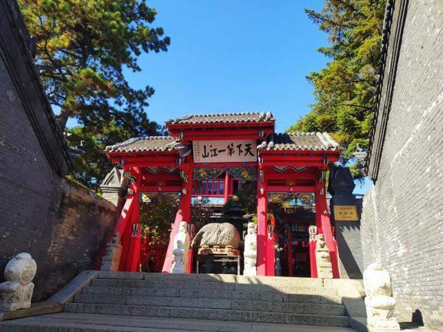 走過泛雪堂便是吉林北山景區的北山古寺廟群.