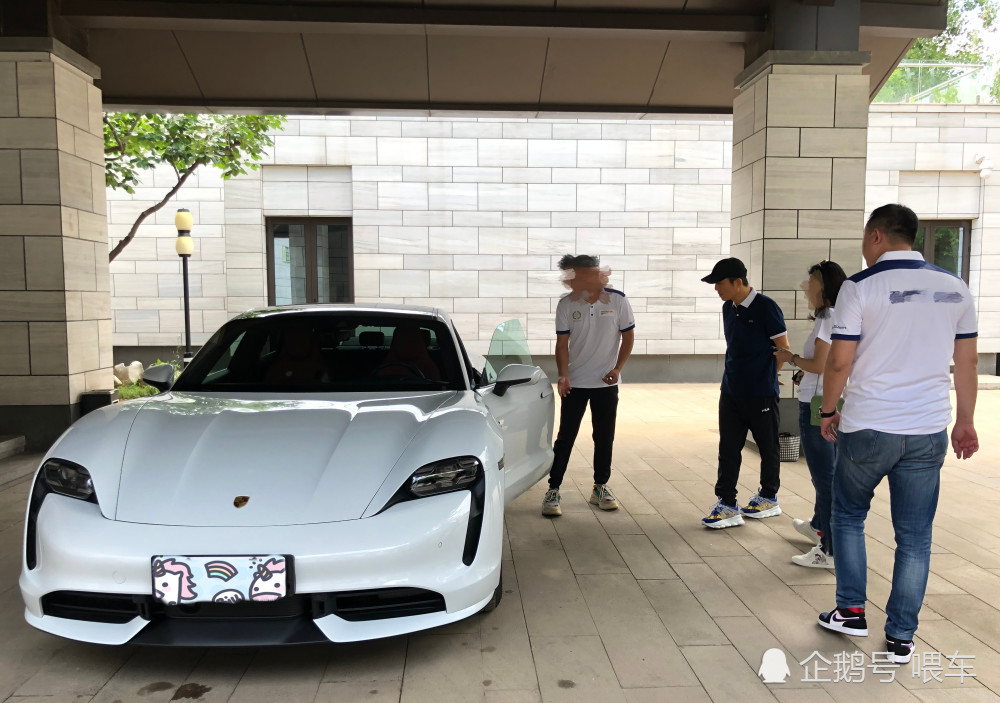 张艺谋的座驾，车库停着台保时捷，都是白色，总价超800万