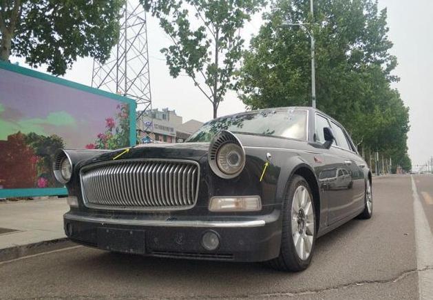 一红旗L5停路边，没有立标车况很破，轮毂和轮胎说明了其真实用途