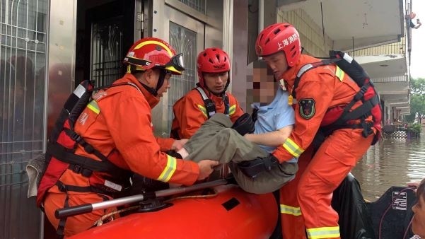 金山区廊下镇部分区域积水深80厘米 消防队员出动救生艇转移52人