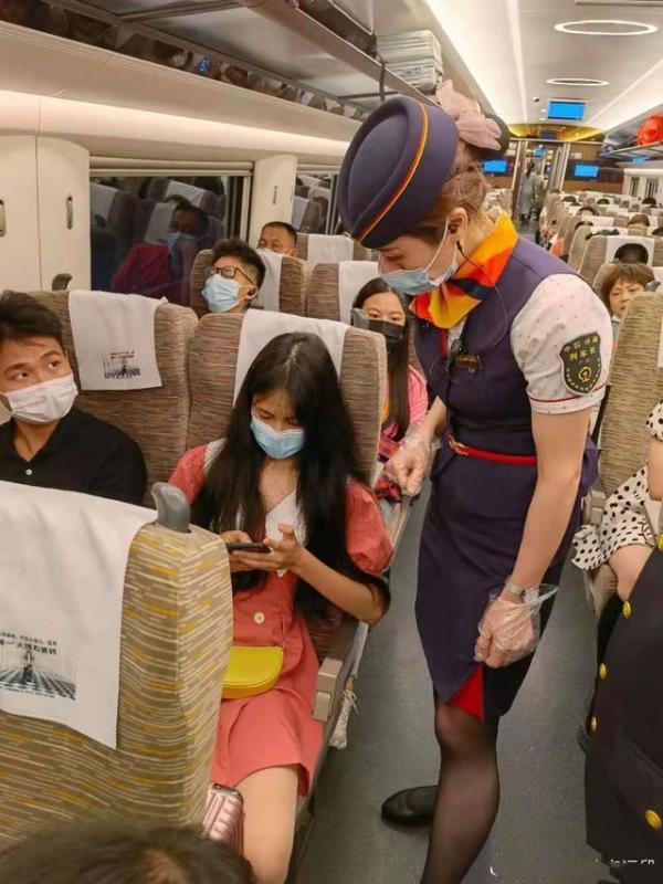 孩子在动车上吃东西,女子脱鞋晾臭脚,还用微笑向宝妈示威