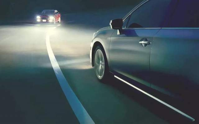 夜间开车时被对方用远光灯闪，到底该怎么办？