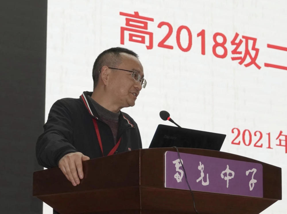 几乎每天早上7点过,在四川自贡市蜀光中学校园里,当学生们步入教室时