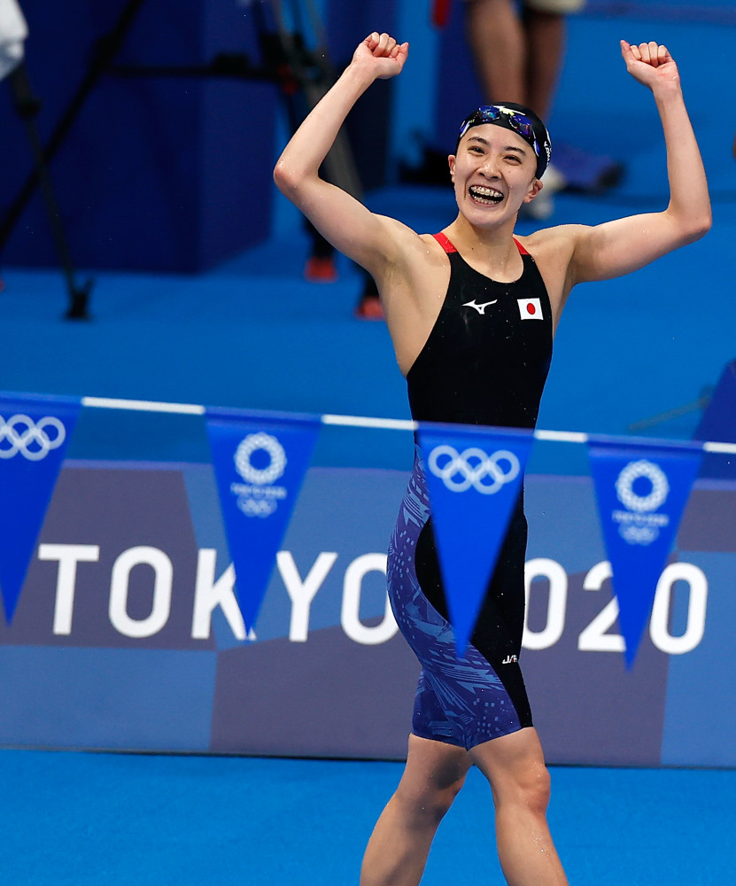 7月28日,日本选手大桥悠依(左)在比赛后庆祝.新华社记者王丽莉摄